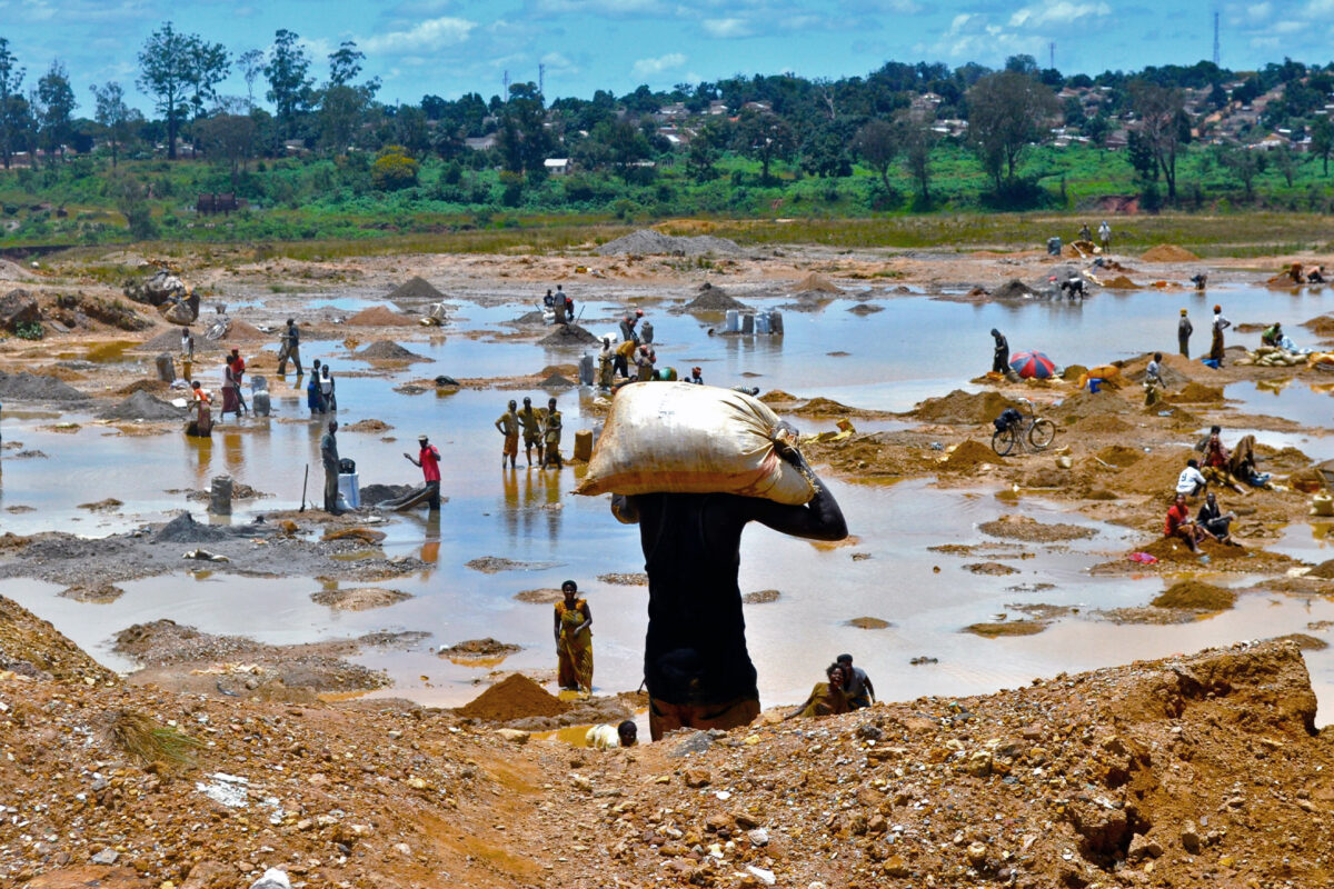 A cobalt mine in central Africa. Image by Fairphone via Flickr (CC BY-NC 2.0).