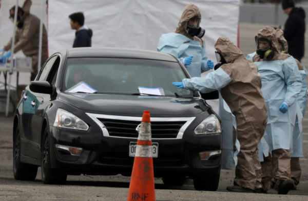 Members of the Colorado Air National Guard test people who suspect they are infected with coronavirus disease (COVID-19), at a drive-thru testing station, in Denver, Colorado, U.S. March 14, 2020. REUTERS/Jim Urquhart - RC2UJF9DQOVK